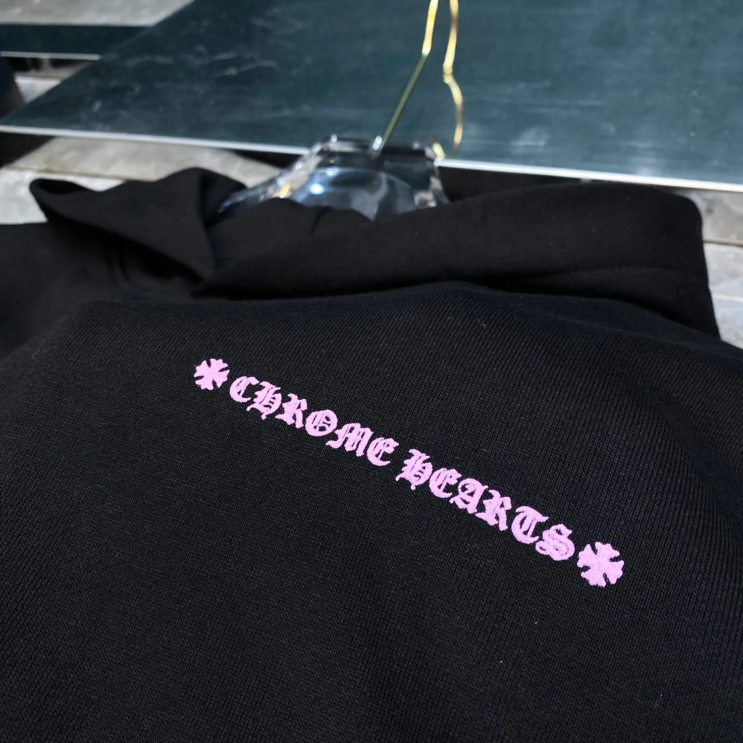 P248 Chrome Hearts Autumn and Winter 2025 are available simultaneously at counters❤️ Chrome Matty Boy pink letter sweatshirt hooded sweatshirt. Imported environmentally friendly glue printing and dyeing. Improved customized version of 1:1 high-gram weight high-quality fabric. Recommended color: black. Size: S, M, L, XL.